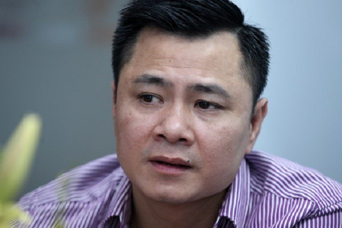 Sự nghiệp diễn xuất nhiều thành công nhưng đường tình duyên của nghệ sĩ Tự Long lại khá truân chuyên. Tự Long kết hôn lần đầu với người vợ Minh Trang. Cả hai yêu nhau từ thời sinh viên Đại học Sân khấu điện ảnh và kết hôn sau 7 năm hẹn hò. Hai người có một con trai tên Gia Anh, thường gọi là Teppi. Tuy nhiên, năm 2012, cả hai quyết định "đường ai nấy đi".