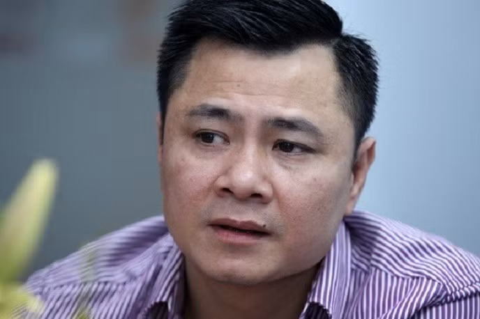 Sự nghiệp diễn xuất nhiều thành công nhưng đường tình duyên của nghệ sĩ Tự Long lại khá truân chuyên. Tự Long kết hôn lần đầu với người vợ Minh Trang. Cả hai yêu nhau từ thời sinh viên Đại học Sân khấu điện ảnh và kết hôn sau 7 năm hẹn hò. Hai người có một con trai tên Gia Anh, thường gọi là Teppi. Tuy nhiên, năm 2012, cả hai quyết định "đường ai nấy đi".