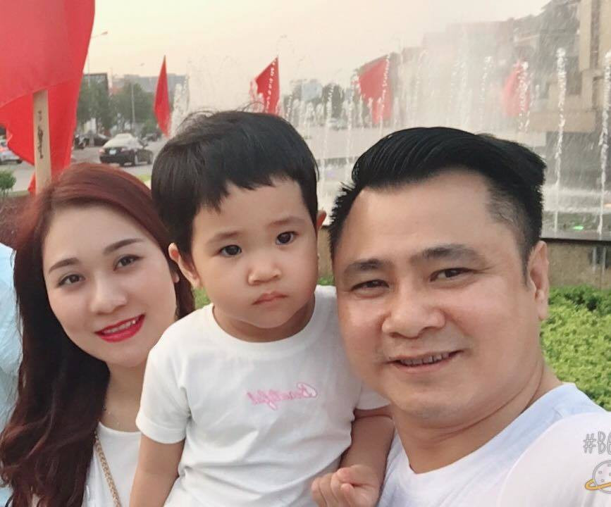 Dù lấy chồng là nghệ sĩ nổi tiếng, đắt show nhất nhì làng Hài miền Bắc nhưng vợ chồng Tự Long lại sống rất bình dị. Khác với nhiều cô vợ thích hàng hiệu hay "check-in" ở những nơi sang chảnh thì vợ Tự Long lại có niềm vui đơn giản.