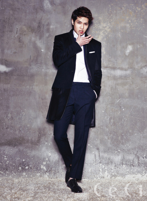 Lee Jong Hyun diện áo choàng dài trông rất lãng tử.