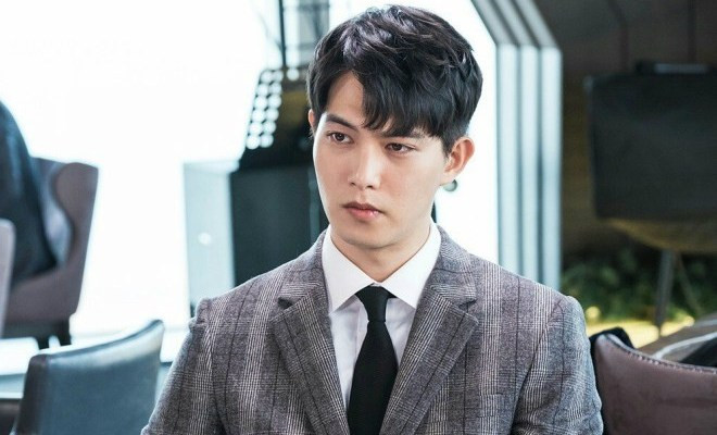 Bộ vest kẻ sọc khiến anh trông chững chạc hơn hẳn.