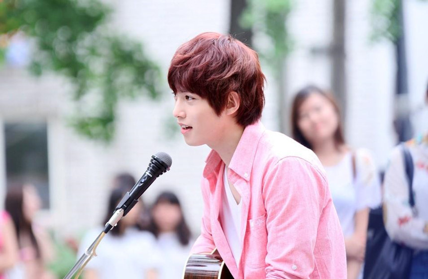 Trước đây, khán giả yêu mến Lee Jong Hyun qua những hình tượng đẹp trai hút hồn trên màn ảnh và giọng hát ấm áp cùng tài nghệ guitar. Họ công nhận anh vừa có ngoại hình vừa có tài năng.