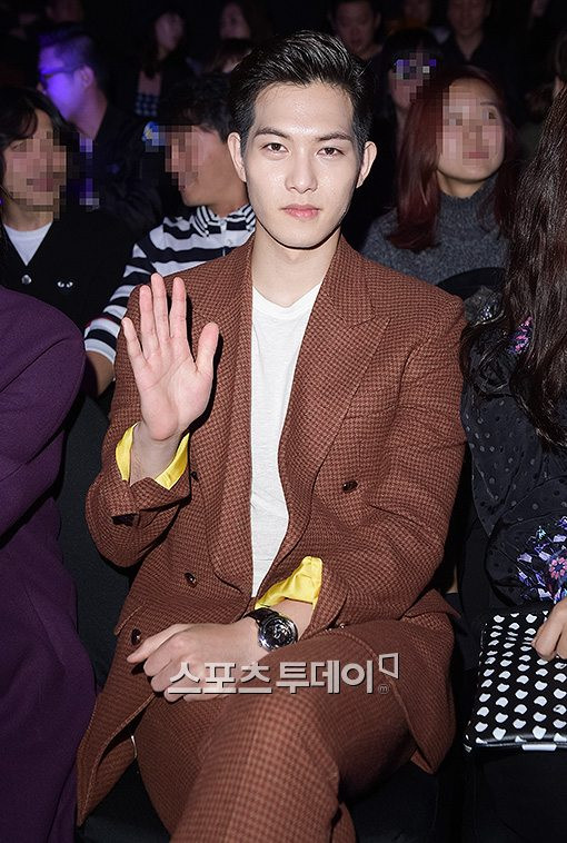 Trang phục đi sự kiện của nam ca sĩ này chủ yếu là các bộ suit lịch lãm.