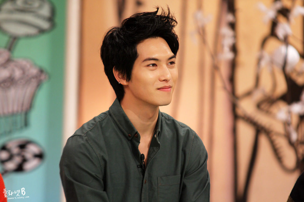 Nam ca sĩ cũng hay diện sơ mi đơn sắc.