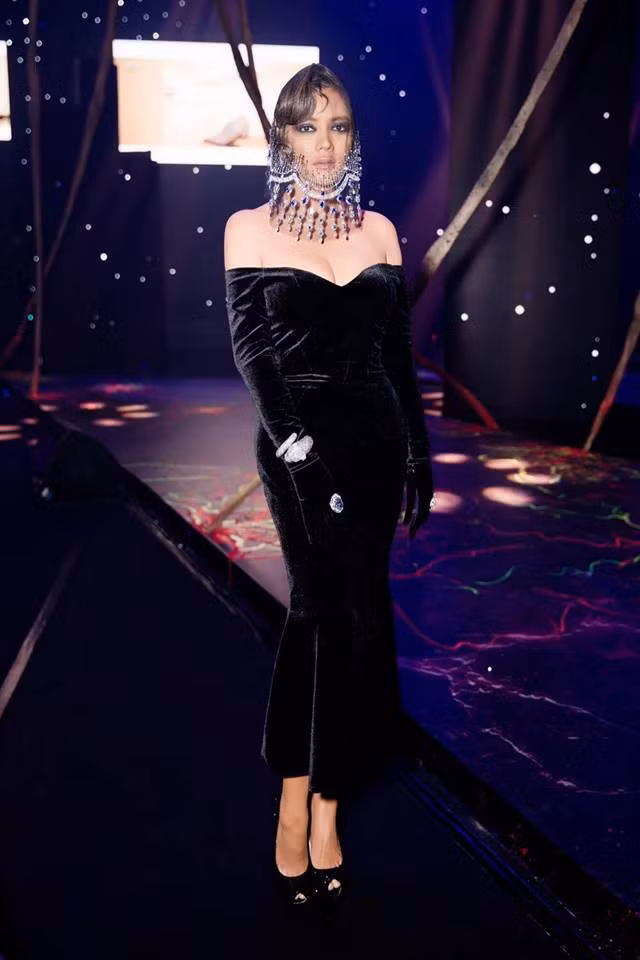 Được mệnh danh là kiều nữ đình đám của showbiz Việt, thế nhưng không ít lần Lý Nhã Kỳ khiến người hâm mộ thất vọng bởi những hình ảnh kém tinh tế, thể hiện gu thời trang sến sẩm.