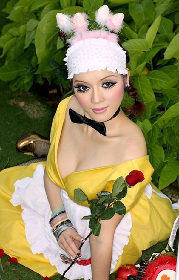 Bộ ảnh thời trang quê mùa từng khiến người xem hoảng sợ khi Lý Nhã Kỳ mới gia nhập làng giải trí.