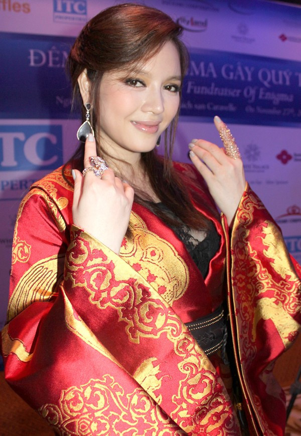 Dù diện trang phục hàng hiệu nhưng Lý Nhã Kỳ vẫn không toát lên được nét sang chảnh, quý phái.