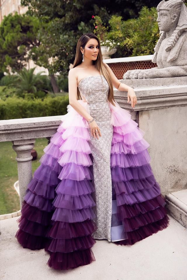 Cách trang điểm và trang phục rườm rà khiến Lý Nhã Kỳ mất điểm trước công chúng. Ảnh: Internet.