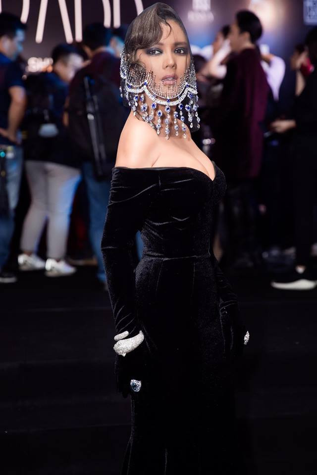 Hồi tháng 6/2018, Lý Nhã Kỳ xuất hiện show thời trang của nhà thiết kế Đỗ Long với bộ cánh trễ vai màu đen chất liệu nhung khoe bầu ngực căng đầy. Tuy nhiên, Lý Nhã Kỳ khiến nhiều người phát hoảng với vẻ kì bí sau lớp khăn voan rủ, che mặt khó hiểu.