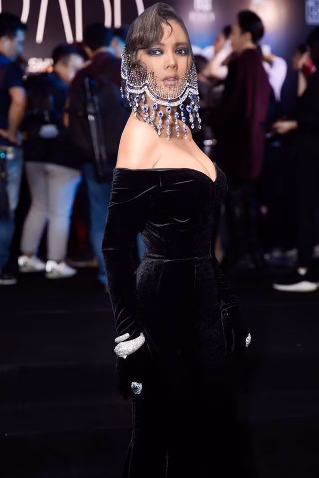 Hồi tháng 6/2018, Lý Nhã Kỳ xuất hiện show thời trang của nhà thiết kế Đỗ Long với bộ cánh trễ vai màu đen chất liệu nhung khoe bầu ngực căng đầy. Tuy nhiên, Lý Nhã Kỳ khiến nhiều người phát hoảng với vẻ kì bí sau lớp khăn voan rủ, che mặt khó hiểu.