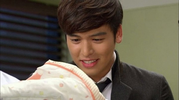 Be con moi sinh, chong thay la vi khong giong minh va su that