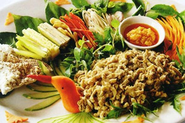 Gỏi cá nhệch: Thông thường, gỏi cá hay chấm với nước mắm hoặc mắm tôm thì tại Sầm Sơn – Thanh Hóa người ta ăn kèm với chẻo nhệch. Chẻo nhệch được chế biến từ xương cá giã nhuyễn chưng cùng mẻ chua và các loại gia vị đặc trưng khác.