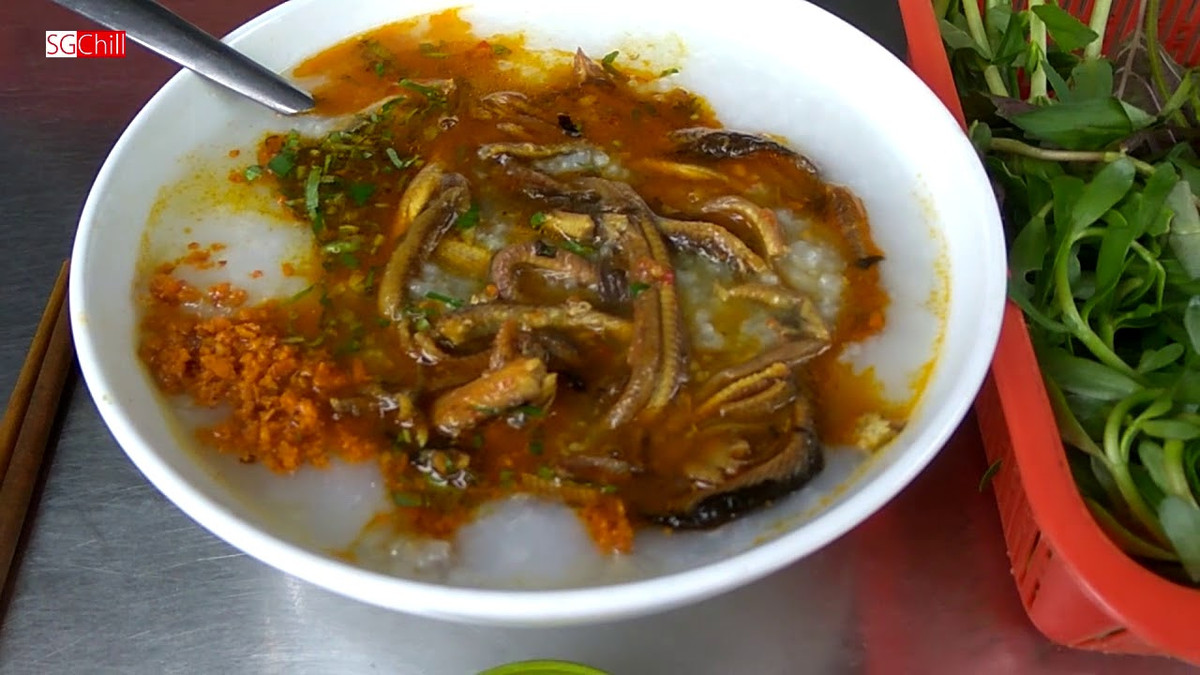 Cháo lươn: Thanh Hóa, Nghệ An nổi tiếng với món cháo hoa nhiều nước ít gạo nhân lươn. Có thể chính bởi môi trường và đặc điểm sông nước khí hậu nơi đây cực thích hợp cho sự phát triển của giống lươn nước. Lươn sau khi được gỡ lọc xương hết thì đảo mỡ hành cho vào cháo chín nhừ, ăn cùng rau ngổ, mùi tàu và thêm một miếng chanh.