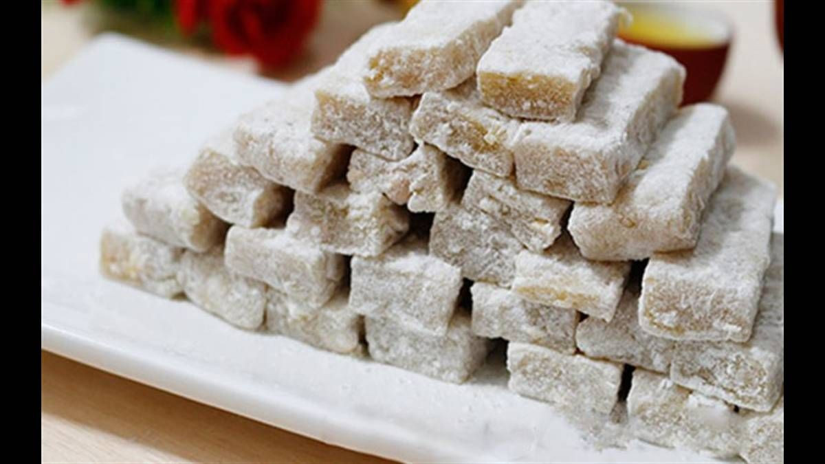 Chè lam Phủ Quảng không phải là loại chè ăn bằng cốc như nhiều người vẫn tưởng mà nó có hình thù hơi giống với kẹo lạc. Nhìn có vẻ hơi cứng nhưng lại giòn tan khi đưa vào trong miệng và khi nhai thì hương gừng lan tỏa khắp nơi khiến cho cơ thể nóng bừng lên đầy sức sống.