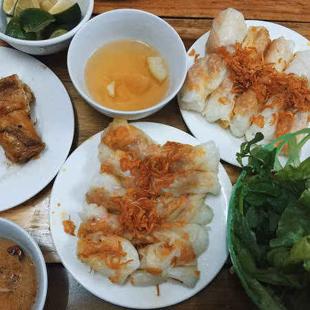 Bánh cuốn tôm: Bánh cuốn ở xứ Thanh đặc biệt ở chỗ có nhân tôm. Tôm bóc vỏ trộn với thịt nạc, mộc nhĩ, hành cuốn trong lá bánh mềm dai làm từ bột gạo. Chính thịt tôm làm cho món ăn này trở thành đặc sản Thanh Hóa khi chấm với nước mắm pha nhạt, vắt chanh.