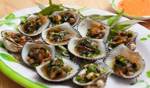 Sò huyết mỡ hành: Là thứ tinh hoa trong ẩm thực Sầm Sơn, sò huyết mỡ hành rất béo và thơm ngon, những con béo múp nướng trực tiếp trên than hồng đến khi vừa chín tới thì rắc một ít mỡ chưng hành trông thật là bắt mắt.