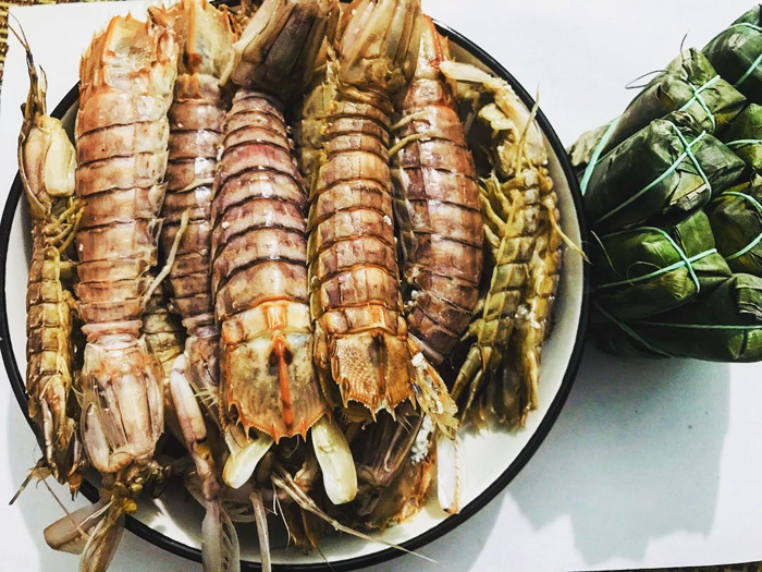 Bề bề hấp bia hoặc hấp gừng xả là một món ăn rất được ưa thích của nhiều du khách khi đến với Sầm Sơn. Những con bề bề thơm ngon, béo ngậy, đậm đà hương vị làm cho bữa ăn trở nên hấp dẫn và ngon miệng hơn nhiều. Bạn hãy cố gắng ra làng chài vào sáng sớm để đảm bảo mua được nguyên liệu tươi ngon nhất nhé.