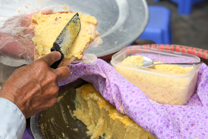 Bánh đa kê: Dù không có cửa hàng nào nhưng những gánh hàng rong bán bánh đa kê cũng khiến cho món ăn này trở thành đặc sản du lịch Sầm Sơn nổi tiếng. Những chiếc bánh đa được phết lên một lớp kê nấu chín, một lớp đậu giã nhuyễn và một lớp đường kính trắng cũng tạo nên một món ăn rất đặc trưng và hấp dẫn.