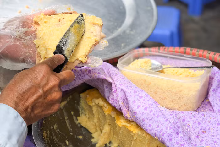 Bánh đa kê: Dù không có cửa hàng nào nhưng những gánh hàng rong bán bánh đa kê cũng khiến cho món ăn này trở thành đặc sản du lịch Sầm Sơn nổi tiếng. Những chiếc bánh đa được phết lên một lớp kê nấu chín, một lớp đậu giã nhuyễn và một lớp đường kính trắng cũng tạo nên một món ăn rất đặc trưng và hấp dẫn.