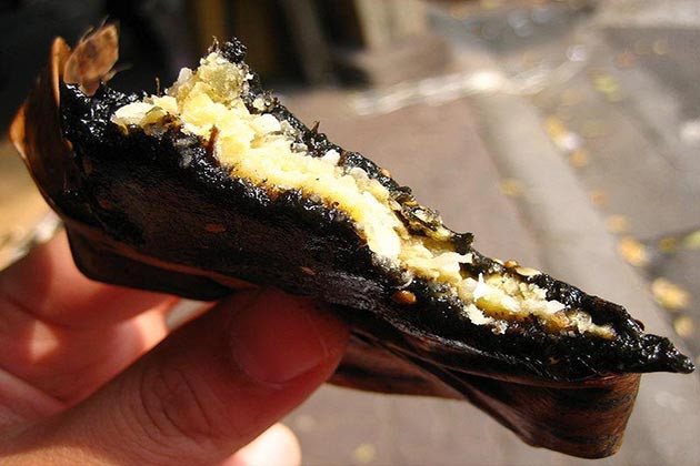 Bánh gai Tứ Trụ cũng là đặc sản Thanh Hóa khi đến Sầm Sơn bạn không thể bỏ qua. Loại bánh gai đen được gói bằng lá chuối nhân đậu xanh với cùi dừa thơm ngậy. Thời xa xưa, đây là một trong những đặc sản tiến vua trong dịp ngày Tết.