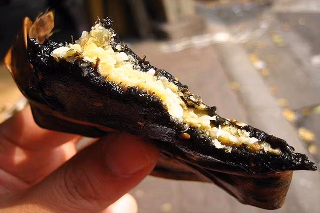 Bánh gai Tứ Trụ cũng là đặc sản Thanh Hóa khi đến Sầm Sơn bạn không thể bỏ qua. Loại bánh gai đen được gói bằng lá chuối nhân đậu xanh với cùi dừa thơm ngậy. Thời xa xưa, đây là một trong những đặc sản tiến vua trong dịp ngày Tết.