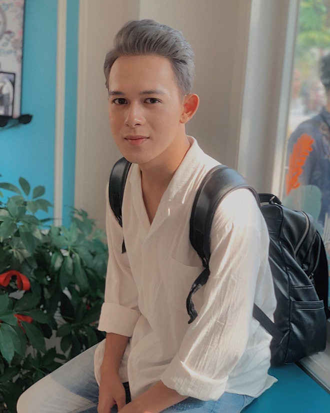 Sau thành công của phim Về nhà đi con, Quang Anh nhanh chóng đổi tóc từ màu nâu trầm sang màu khói xám cho "bằng bạn bằng bè".