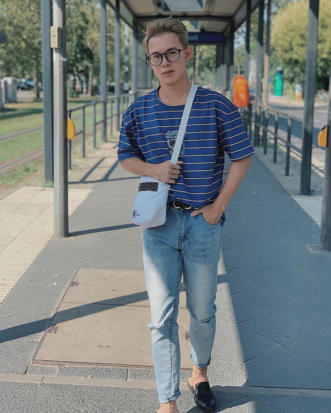 Nam diễn viên ngày càng chững chạc với cách lựa chọn trang phục. Anh đã biết quy tắc sơ vin áo vào quần để hình ảnh trông gọn gàng, tinh tế mỗi khi xuất hiện trước công chúng.