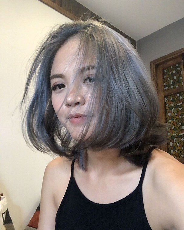 Khác hẳn hình ảnh thùy mị, ăn vận giản dị trong phim, ngoài đời Thu Quỳnh có phong cách thời trang gợi cảm, bắt mắt hơn hẳn. Sau khi Về nha đi con đóng máy, nữ diễn viên cắt phăng mái tóc dài và đổi màu tóc nhuộm xám khói sang chảnh.