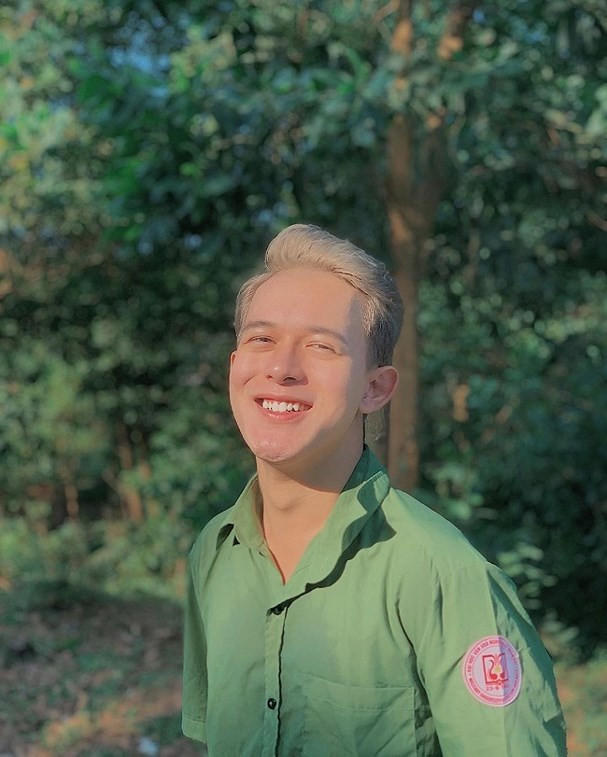 Màu tóc nhuộm cùng cách vuốt ngược giúp hình ảnh của anh trở nên nam tính hơn so với trước đây. Ảnh: FBNV, Internet.