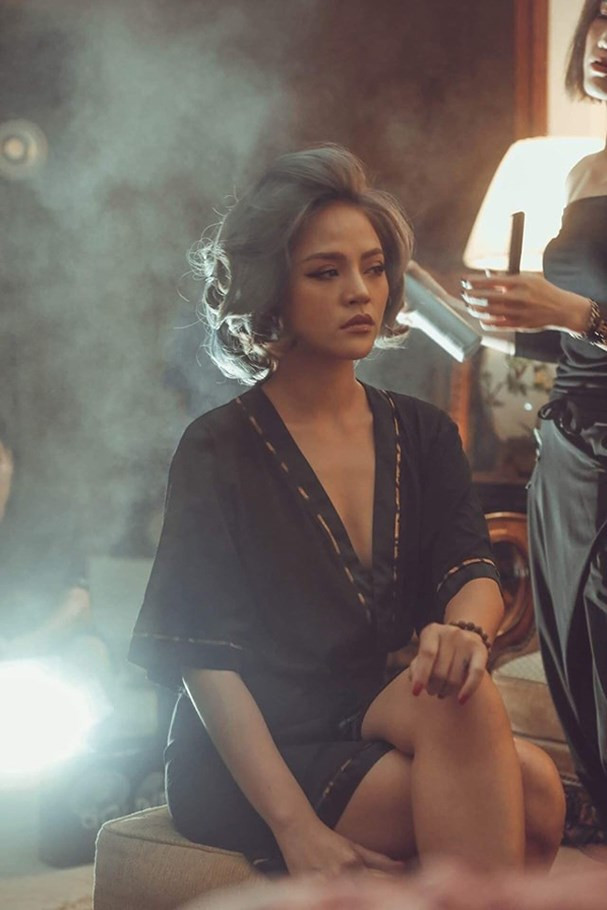 Không biết có hẹn trước hay không nhưng sau khi kết thúc phim Về nhà đi con, ba chị em Thu Quỳnh, Bảo Hân và Quang Anh đồng loạt đổi kiểu tóc, cùng nhuộm tông màu xám khói hot trend.