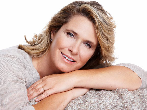 Ngăn ngừa các vết nhăn quanh môi: Các nếp nhăn quanh môi xuất hiện do tiếp xúc nhiều với ánh nắng, tuổi tác hay do hút thuốc. Nếu bạn hút thuốc, thì bỏ thuốc là giải pháp duy nhất. Đối với 2 trường hợp còn lại, bạn cần chắc chắn là môi được cấp ẩm bằng ác loại kem có chứa các thành phần chống lão hóa như retinol.