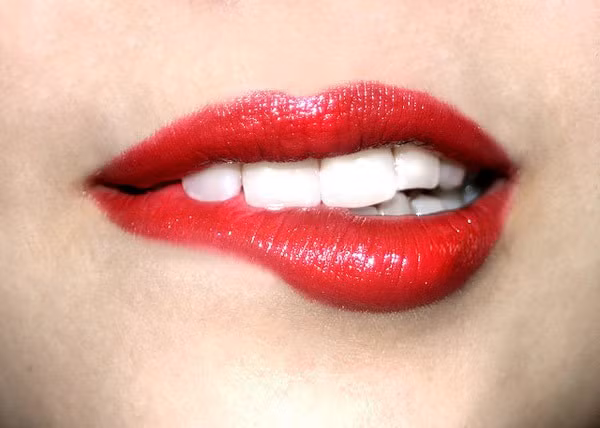 Đừng liếm môi hay cắn môi: Bạn nghĩ liếm môi sẽ giúp đôi môi được giữ ẩm? Các bác sỹ chuyên khoa khuyên bạn không nên làm vậy, bởi nước miếng có xu hướng làm mất độ ẩm của môi, dẫn tới khô môi, thậm chí làm môi xỉn màu. Thói quen cắn môi cũng dễ làm môi bị tổn thương. Thay vào đó, bạn nên mang theo bên mình thỏi son dưỡng để có thể bảo vệ làn môi xinh.