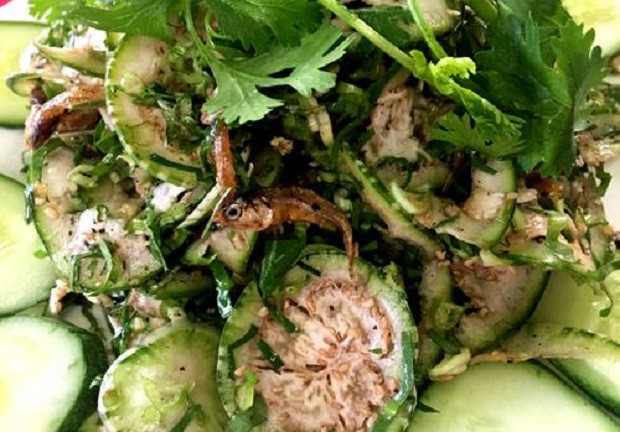 Gỏi cà đắng cá cơm: Món ăn độc quyền của Tây Nguyên nói chung và đặc sản Buôn Ma Thuột nói riêng. Cà đắng là loại quả có vỏ xanh, có vị đắng, hơi chát, hậu vị thì ngọt. Người bản địa thường cắt cà đắng thành khoanh mỏng, trộn với cá khô, nước mắm chua ngọt và vài loại rau thái nhỏ.