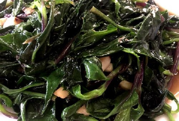 Rau rừng xào tỏi hoặc luộc chấm mắm: Những loại rau sinh trưởng dưới cái nắng, cái gió của vùng cao, lớn lên xanh mướt. Rau rừng ăn rất mát, giòn. Người bản địa thường xào tỏi hoặc luộc lên rồi chấm mắm. Món này ăn chung với cơm trắng nóng hổi cực kì ngon.