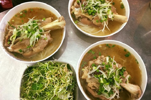 Bún chìa Buôn Ma Thuột: Một kiểu bún được nấu khá giống bún bò Huế. Thay vì sử dụng thịt bò, người Tây Nguyên dùng thịt chân sau của lợn để nấu bún. Thịt chân sau còn gọi là thịt giò chìa. Nước dùng được ninh từ xương giò chìa nên mang vị ngọt thanh tự nhiên, ăn rất ngon.