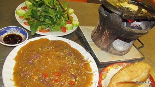 Bò nhúng me: Có lẽ chỉ nghe tên thôi đã đủ hấp dẫn vị giác. Món ăn gồm những miếng thịt bò thái mỏng nhúng trong nước me chua ngọt. Khi thưởng thức, thực khách dùng thêm cả bánh mì ăn kèm.