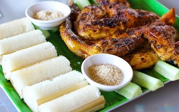 Cơm lam là một trong những món ngon của Buôn Ma Thuột mà đã ghé nơi này thì du khách nhất định phải thưởng thức. Cơm lam được nấu từ loại gạo nếp dẻo thơm của người bản địa. Cho gạo vào ống tre non, dùng lá nút lại, nướng ống tre trên lửa than hồng.