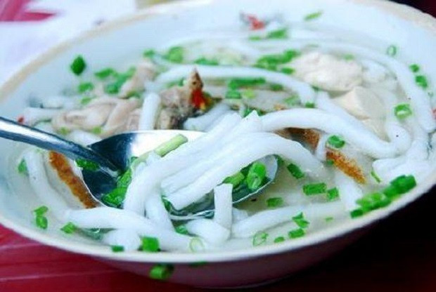 Bánh canh cá dầm thu hút du khách bởi vị nước dùng ngọt, chua cay với những miếng cá thu thơm nức. Cá thu để nguyên khúc, khách phải dầm cá ra để ăn với tô bánh canh. Những lát cá mềm, ngọt, thơm và không có chút xương nào. Ngoài cá thu, tô bún còn có chả, bao tử cá hoặc giò heo.