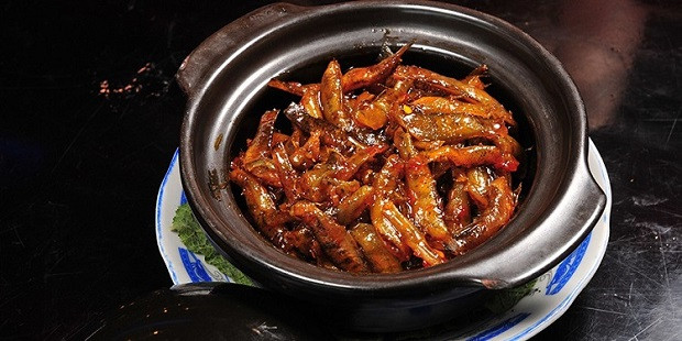 Cá bống kho riềng: Cá bống ở Tây Nguyên thường sống ở các ngọn thác. Cá nhỏ nhưng thịt chắc và thơm ngon. Sau khi sơ chế, người ta ướp cá với muối để thịt cứng hơn. Giã nhỏ riềng đem trộn chung với cá. Cho cá vào nồi đất và kho trên lửa nhỏ. Kho tới lúc nghe mùi thơm riềng tỏa ra thì mở nắp nêm nếm gia vị.