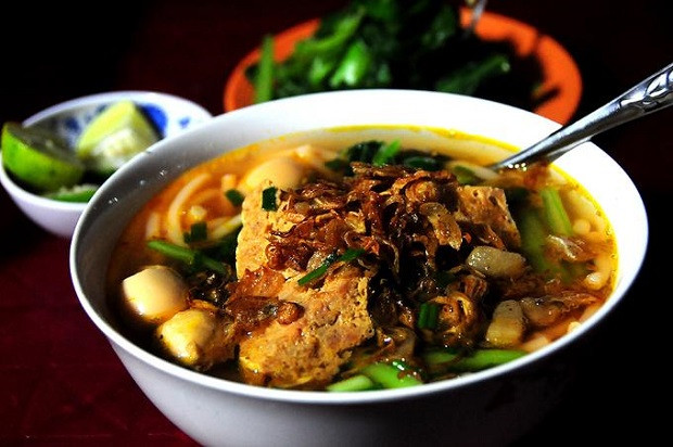 Bún đỏ Buôn Ma Thuột: Nếu có một món đặc sản Buôn Ma Thuột khiến du khách nhớ mặt gọi tên, thì đó hẳn phải là món bún đỏ. Món ăn này được bán ở các quán ăn bình dân trên thành phố Buôn Ma Thuột.