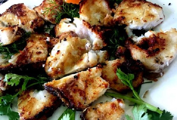 Cá lăng nướng muối ớt: Đây là một món ăn đặc sản Buôn Ma Thuột rất được du khách yêu thích. Cá lăng sau khi được bắt lên sẽ mang đi sơ chế qua nhiều bước. Sau đó đem cá nướng trên than lửa hồng từ 15 – 20 phút. Cá lăng chín có màu vàng đều đẹp mắt cùng mùi thơm từ gia vị. Thịt cá ngọt thanh hấp dẫn.