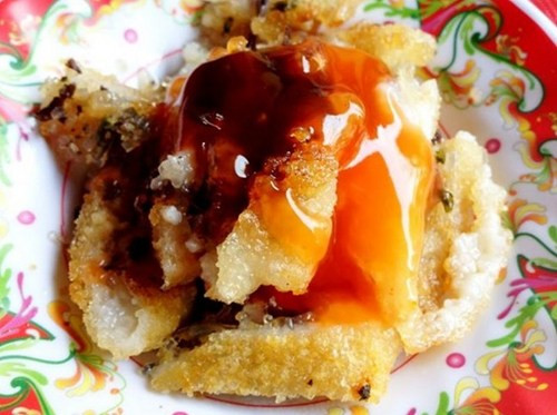 Bánh chiên: Dù không phải đặc sản Buôn Ma Thuột nổi tiếng nhưng lại rất phổ biến với các em học sinh tại đây. Sau mỗi giờ tan trường, đám học sinh lại ùa ra cổng trường để thưởng thức món bánh nóng hổi. Bánh dân dã mà lại thơm ngon bất ngờ.