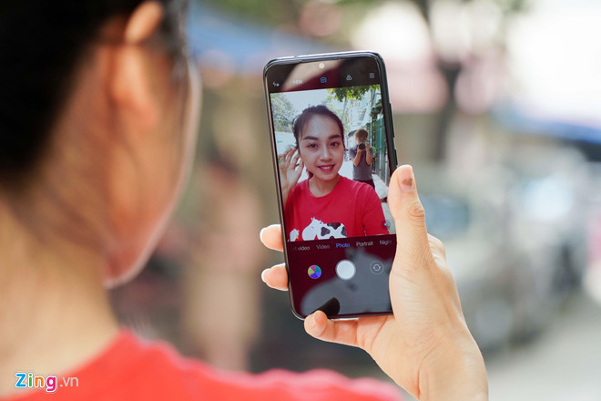 Camera selfie của Redmi Note 7 Pro có độ phân giải 13 MP, tích hợp AI cùng một số chế độ làm đẹp.
