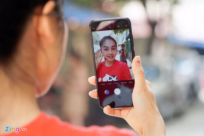 Camera selfie của Redmi Note 7 Pro có độ phân giải 13 MP, tích hợp AI cùng một số chế độ làm đẹp.