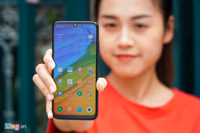 Redmi Note 7 Pro đang được các cửa hàng chào bán với mức giá 6 triệu đồng cho bản 4 GB RAM, 64 GB bộ nhớ trong và 6,5 triệu đồng cho bản 6 GB RAM, 128 GB bộ nhớ. Máy có 3 màu gồm đen, đỏ và xanh tím. Redmi Note 7 Pro cạnh tranh trực tiếp với Samsung Galaxy A50, Vivo 11i, Realme 2 Pro hay Nokia 6.1 Plus.