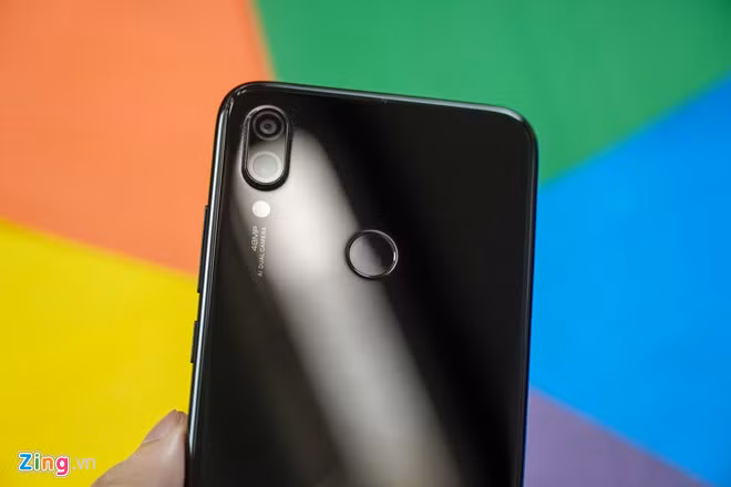 Mặt lưng của máy chứa cụm camera kép. Hệ thống này gồm một ống kính chính có độ phân giải lớn 48 MP, sử dụng cảm biến Sony IMX586 và một ống kính phụ 5 MP hỗ trợ chụp hình xóa phông. Camera của model này được trang bị nhiều tính năng như AI, xóa phông hay chụp đêm.