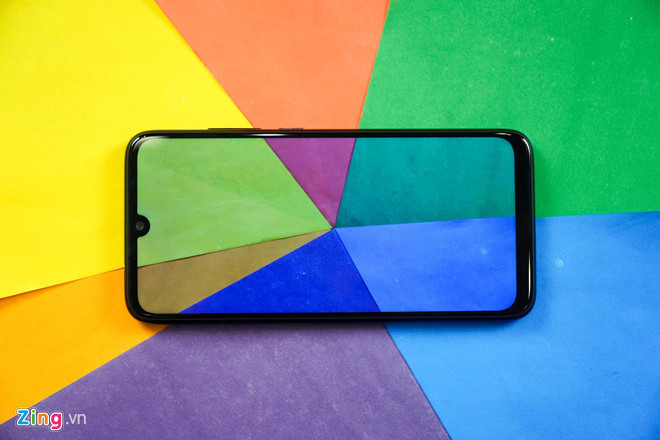 Redmi Note 7 Pro có màn hình IPS LCD kích thước 6,3 inch, độ phân giải Full HD+, tỷ lệ 19,5: 9. Các phần viền của máy tương đối dày, đặc biệt là 2 viền trên dưới. Màn hình này có độ sáng cao, cho khả năng hiển thị tốt ở ngoài trời. Tuy nhiên, màu sắc hiển thị khá nhạt.