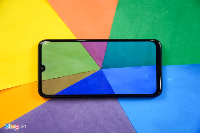 Redmi Note 7 Pro có màn hình IPS LCD kích thước 6,3 inch, độ phân giải Full HD+, tỷ lệ 19,5: 9. Các phần viền của máy tương đối dày, đặc biệt là 2 viền trên dưới. Màn hình này có độ sáng cao, cho khả năng hiển thị tốt ở ngoài trời. Tuy nhiên, màu sắc hiển thị khá nhạt.