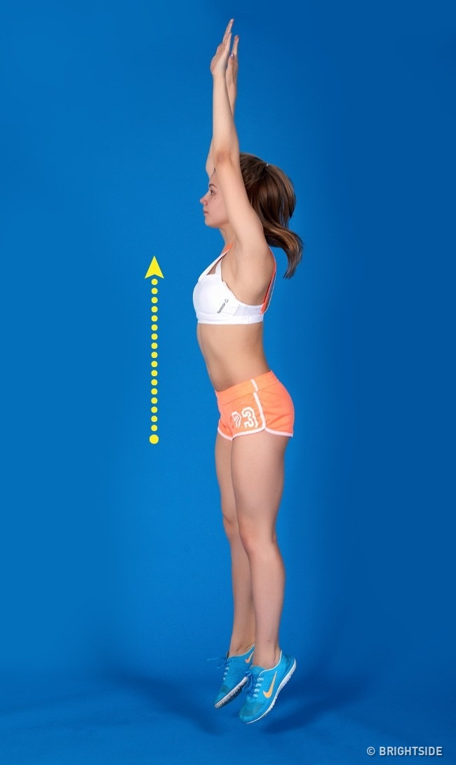 3. Squat bật nhảy: Đứng mở rộng chân, lưng thẳng. Hít vào rồi hạ cơ thể xuống đến khi đùi song song với sàn nhà. Nhảy lên ngay khi thở ra, dùng lực của cả bàn chân. Cố gắng nhảy càng cao càng tốt, giữ chân thẳng hoàn toàn, đùi đóng vai trò như chiếc lò xo. Khi hoàn toàn chạm đất, hạ cơ thể xuống về tư thế squat. Lặp lại động tác 4 lượt, mỗi lượt 12 lần.