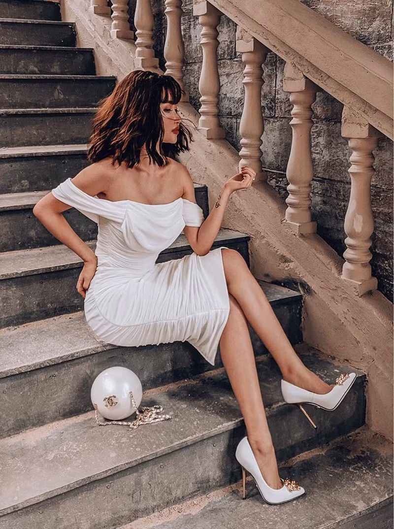 Với vóc dáng đẹp như mơ ngay cả khi đã trải qua 2 lần sinh nở, mẹ kế của Joyce Phạm rất thích khoe dáng trong những bộ váy bó sát khoe eo thon.